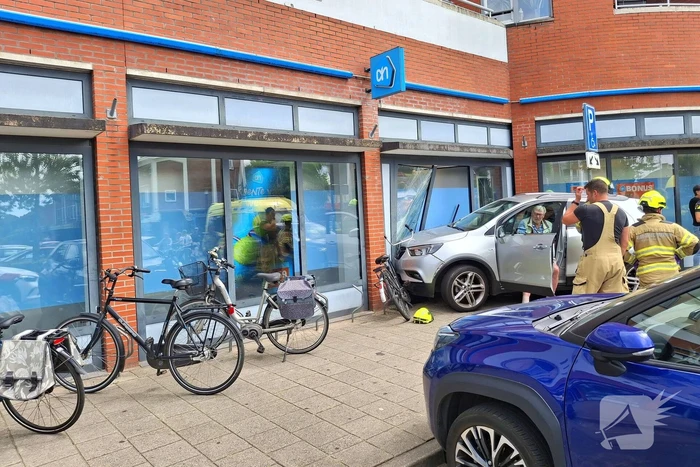 Auto botst tegen winkelpui