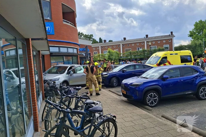 Auto botst tegen winkelpui