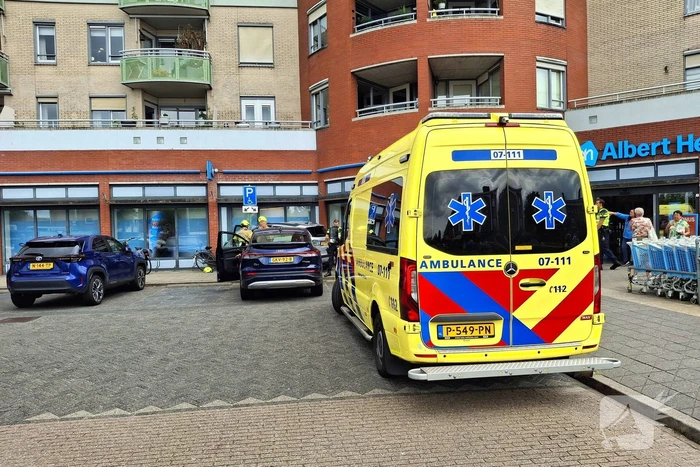 Auto botst tegen winkelpui
