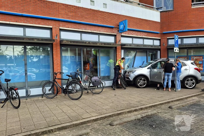Auto botst tegen winkelpui