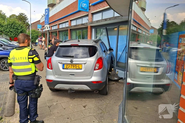 Auto botst tegen winkelpui