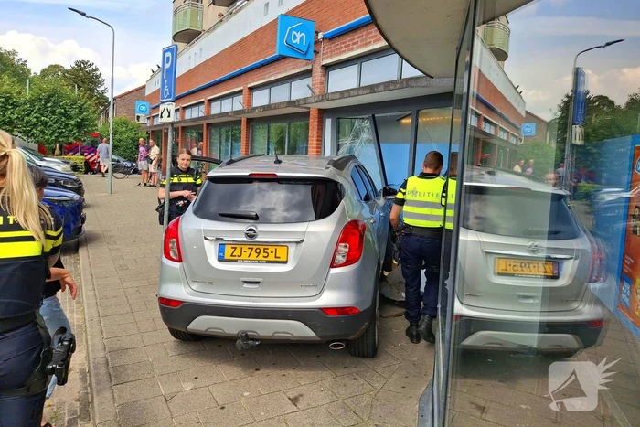 Auto botst tegen winkelpui