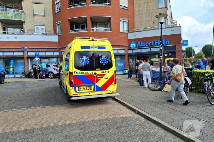 Auto botst tegen winkelpui