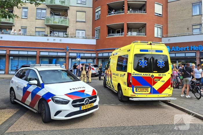 Auto botst tegen winkelpui