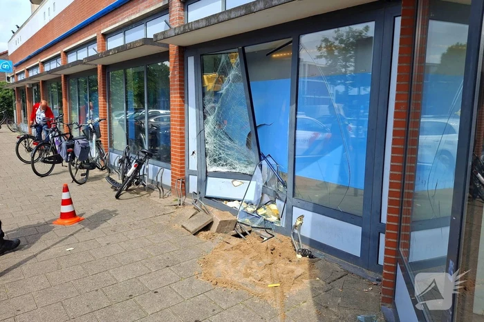 Auto botst tegen winkelpui