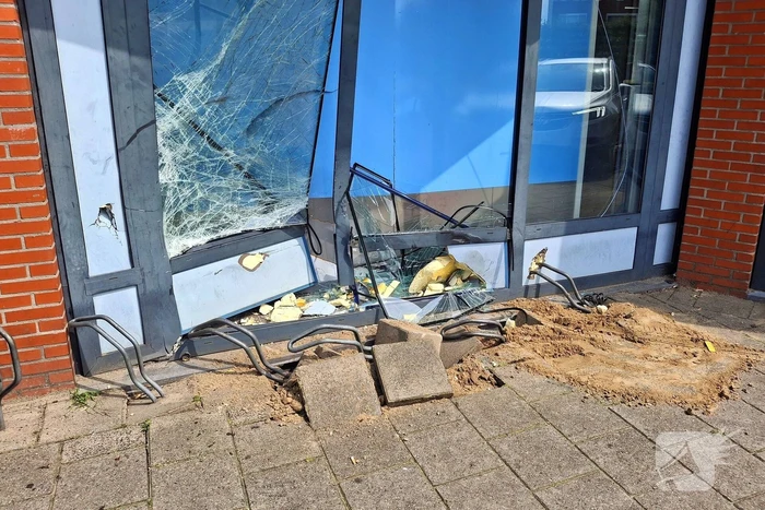 Auto botst tegen winkelpui