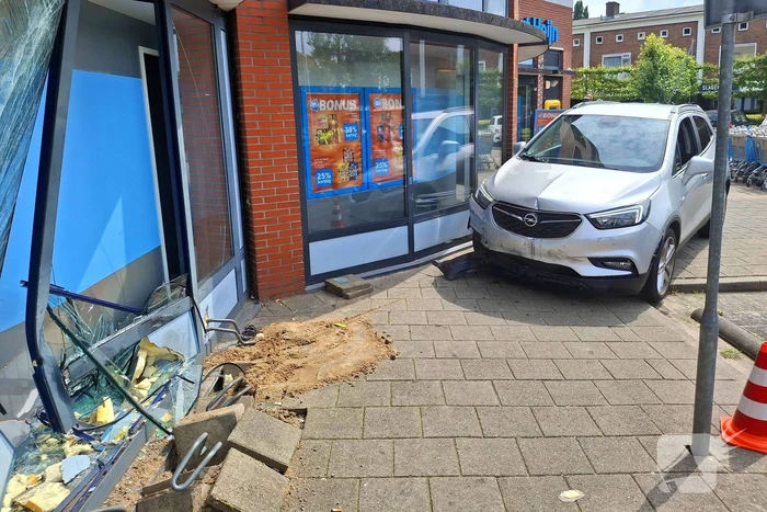 Auto botst tegen winkelpui