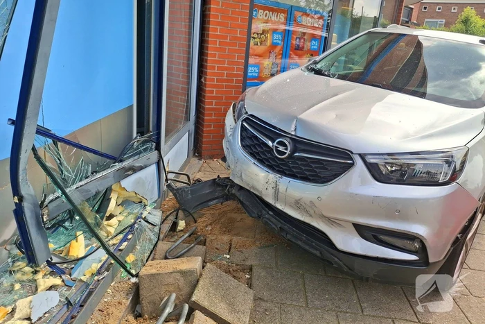 Auto botst tegen winkelpui