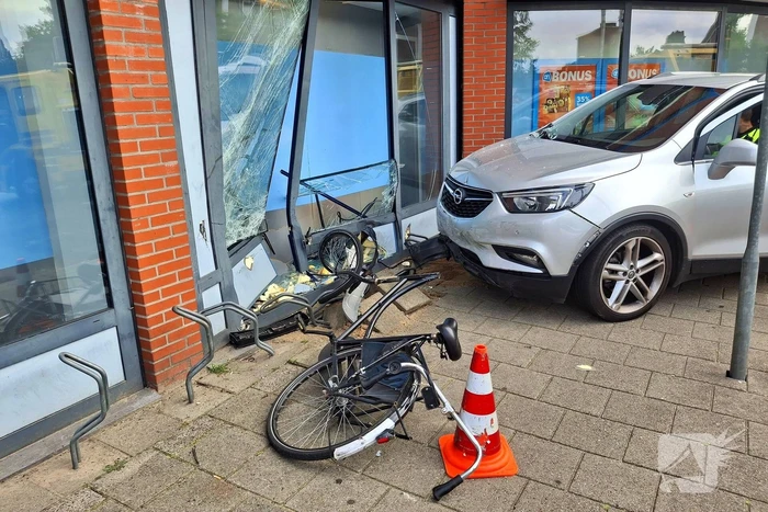 Auto botst tegen winkelpui