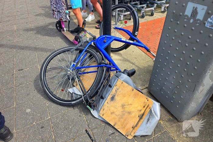 Auto botst tegen winkelpui