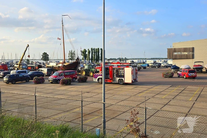 Persoon te water op Eemmeer