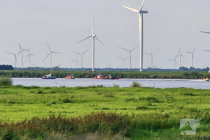 Persoon te water op Eemmeer