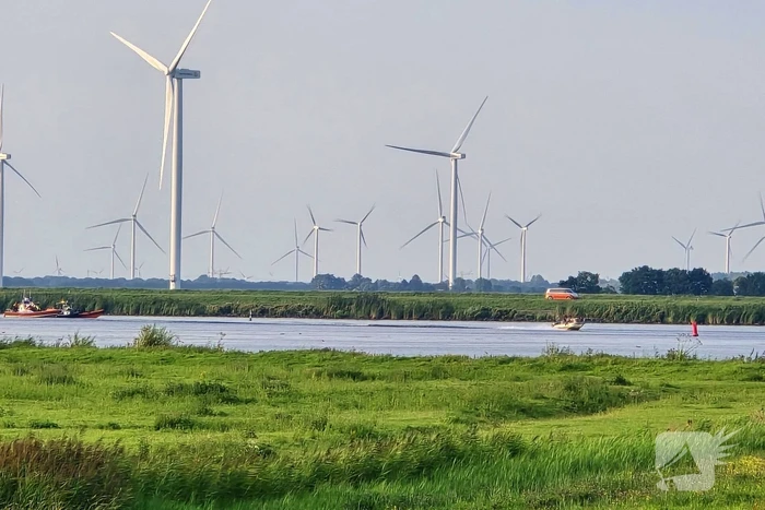 Persoon te water op Eemmeer