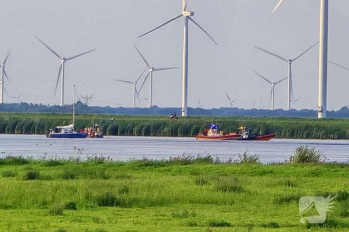 Persoon te water op Eemmeer