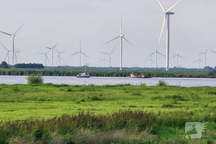 Persoon te water op Eemmeer