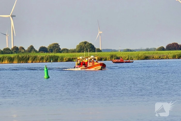 Persoon te water op Eemmeer