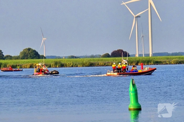 Persoon te water op Eemmeer