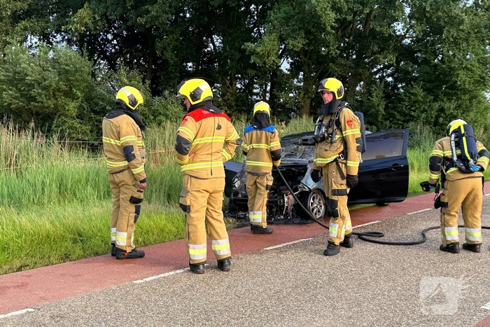Brandweer blust brand in auto