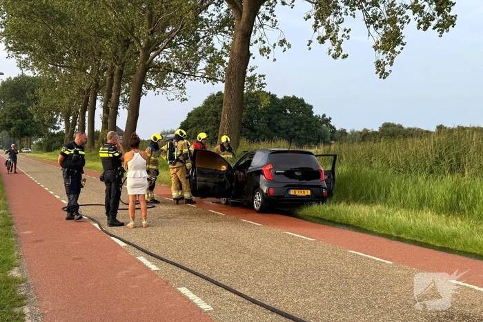 Brandweer blust brand in auto