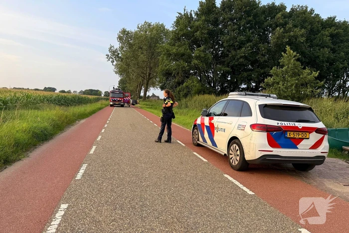 Brandweer blust brand in auto