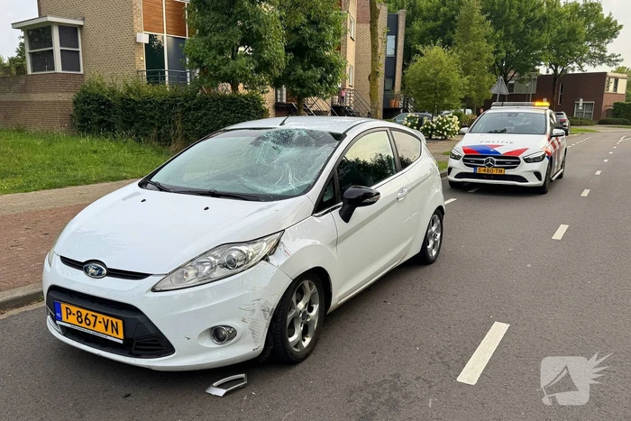 Brommer en auto botsen in frontale aanrijding