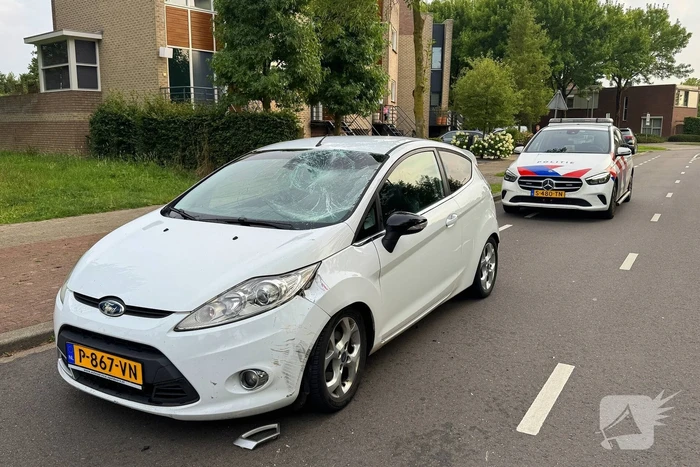 Brommer en auto botsen in frontale aanrijding