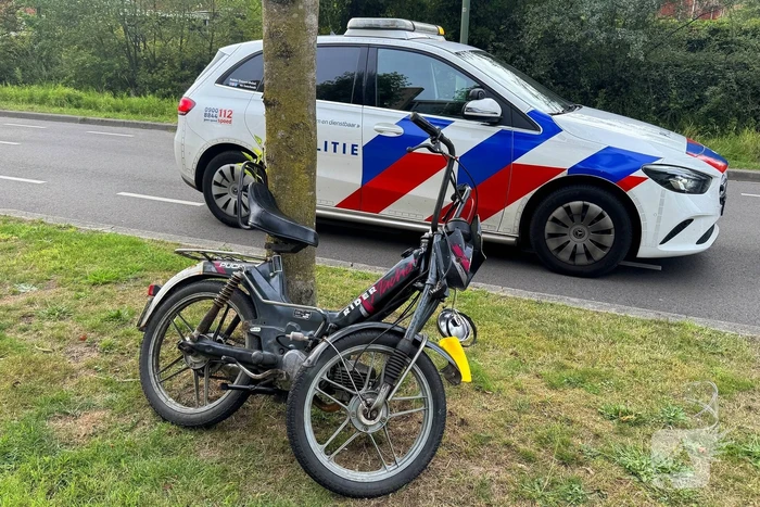 Brommer en auto botsen in frontale aanrijding