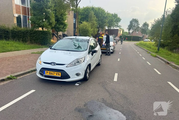 Brommer en auto botsen in frontale aanrijding