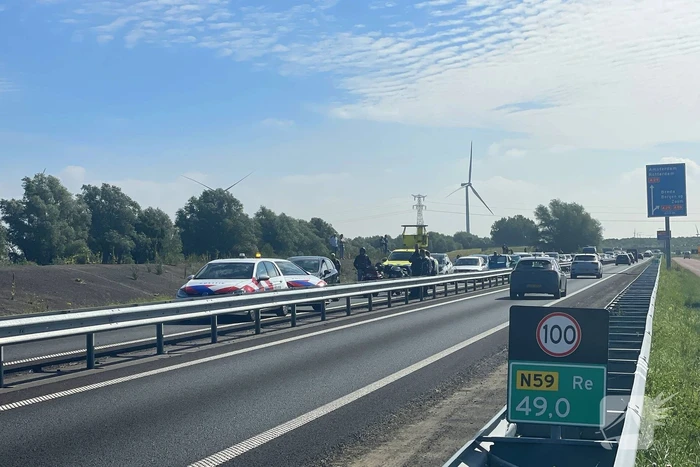 Ongeval tussen twee voertuigen leidt tot afsluiting weg