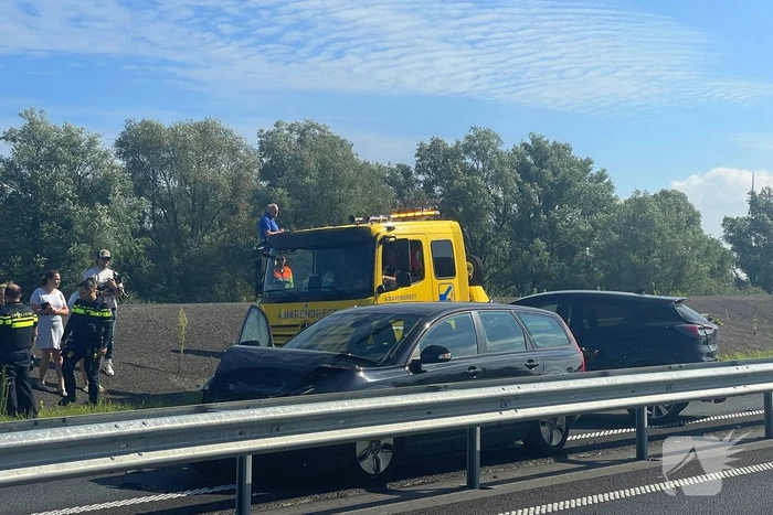 Ongeval tussen twee voertuigen leidt tot afsluiting weg