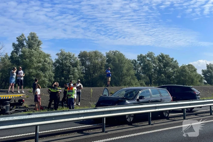 Ongeval tussen twee voertuigen leidt tot afsluiting weg