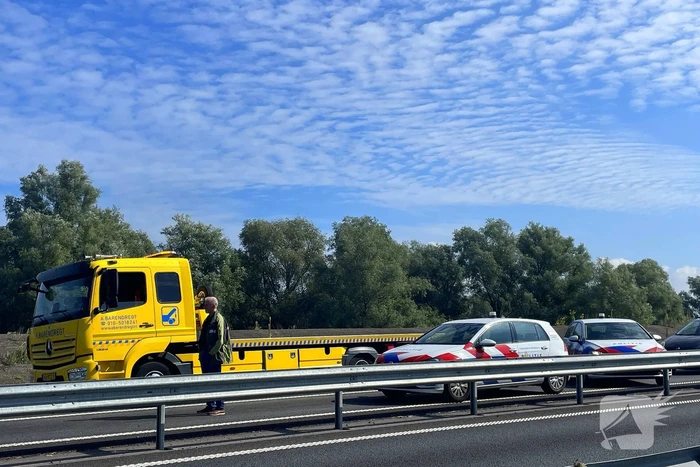 Ongeval tussen twee voertuigen leidt tot afsluiting weg