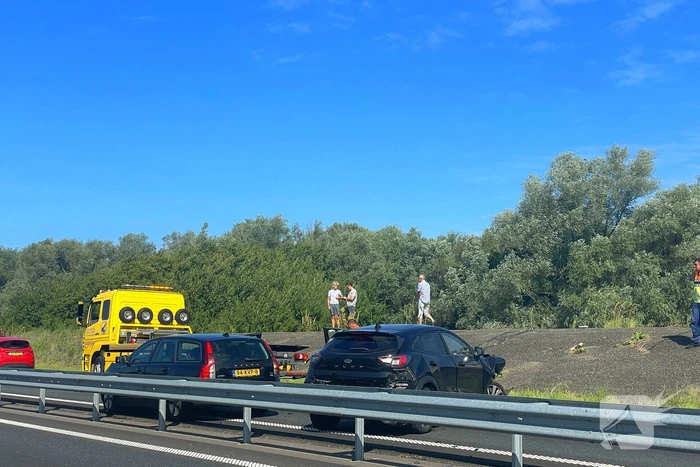 Ongeval tussen twee voertuigen leidt tot afsluiting weg