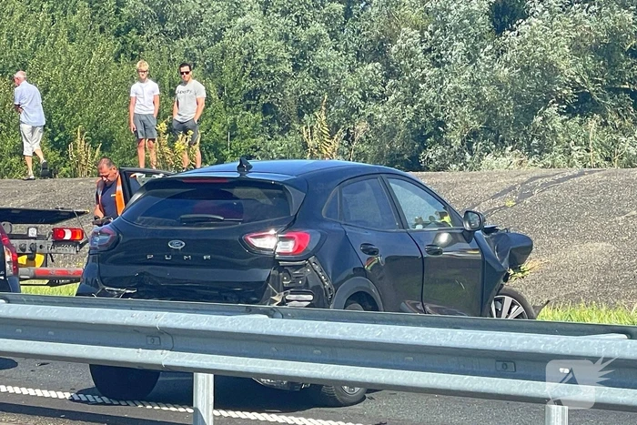 Ongeval tussen twee voertuigen leidt tot afsluiting weg
