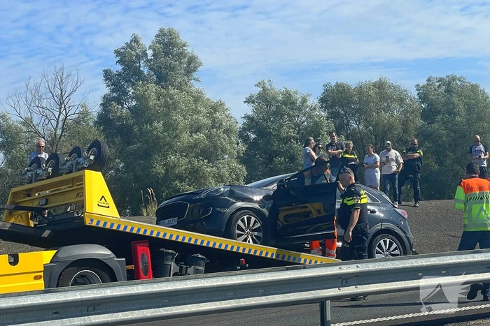 Ongeval tussen twee voertuigen leidt tot afsluiting weg