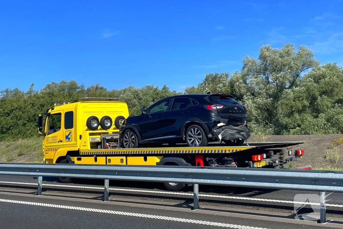 Ongeval tussen twee voertuigen leidt tot afsluiting weg