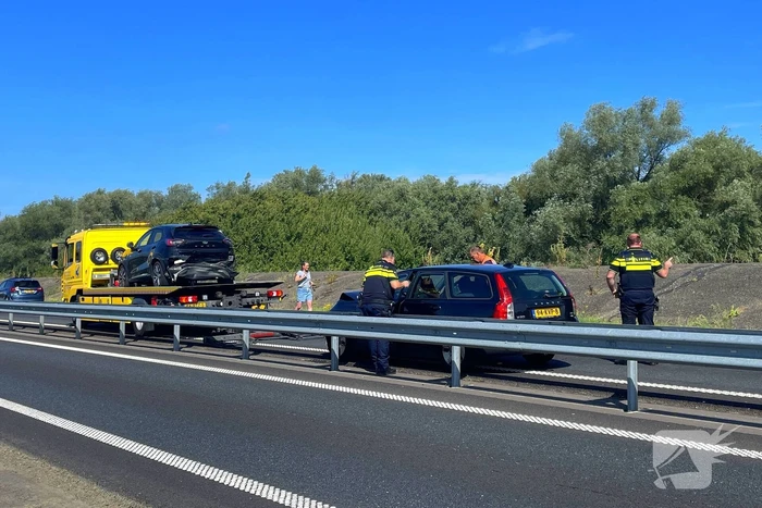 Ongeval tussen twee voertuigen leidt tot afsluiting weg