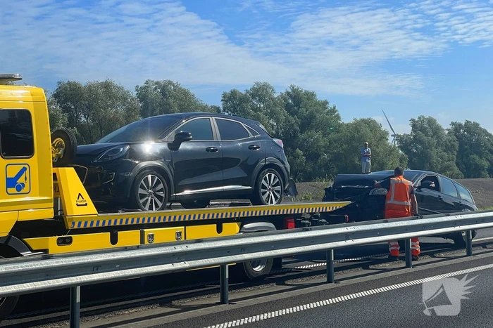 Ongeval tussen twee voertuigen leidt tot afsluiting weg