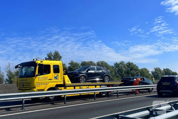 Ongeval tussen twee voertuigen leidt tot afsluiting weg