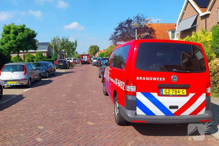 Brandweer schaalt snel op bij brand op dak