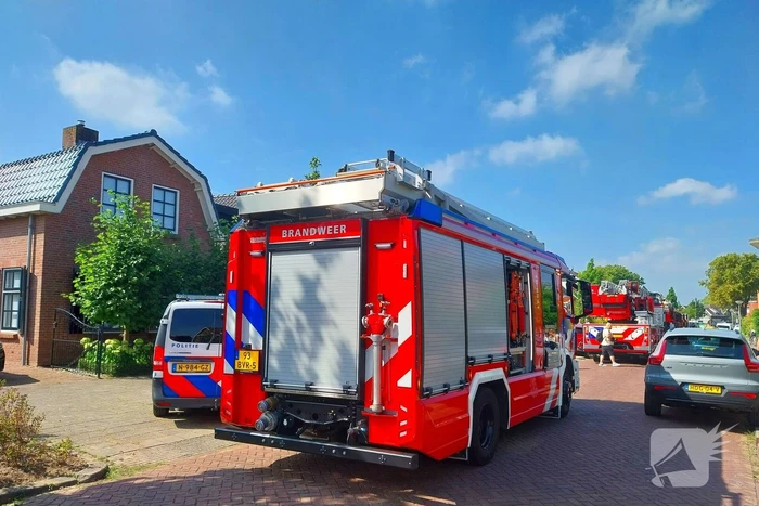Brandweer schaalt snel op bij brand op dak