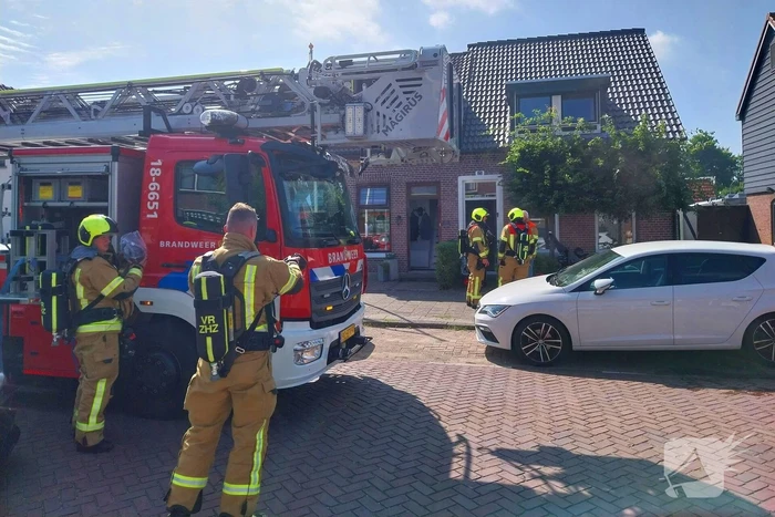 Brandweer schaalt snel op bij brand op dak