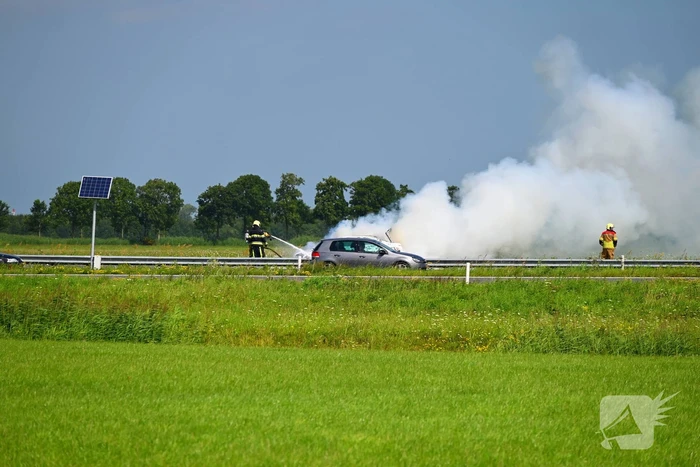 Auto in lichterlaaie op provinciale weg