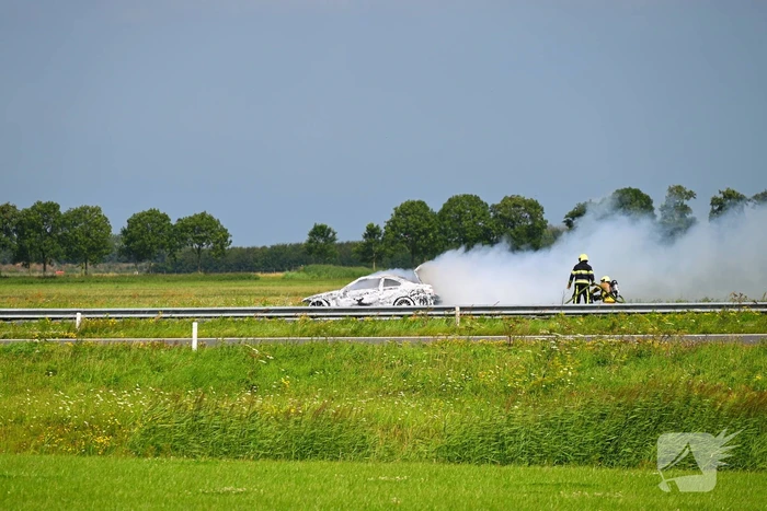 Auto in lichterlaaie op provinciale weg