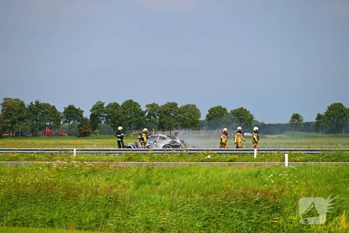 Auto in lichterlaaie op provinciale weg