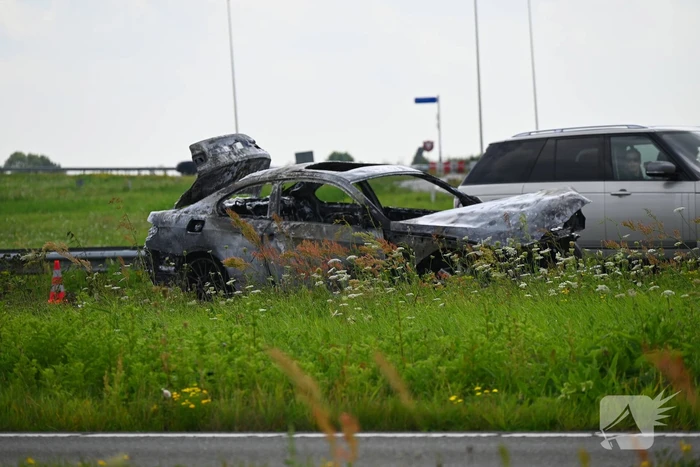 Auto in lichterlaaie op provinciale weg