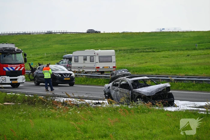 Auto in lichterlaaie op provinciale weg