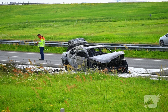 Auto in lichterlaaie op provinciale weg