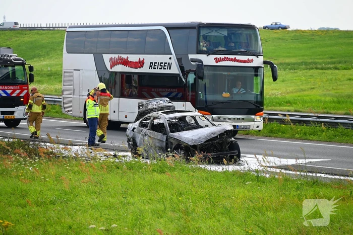 Auto in lichterlaaie op provinciale weg