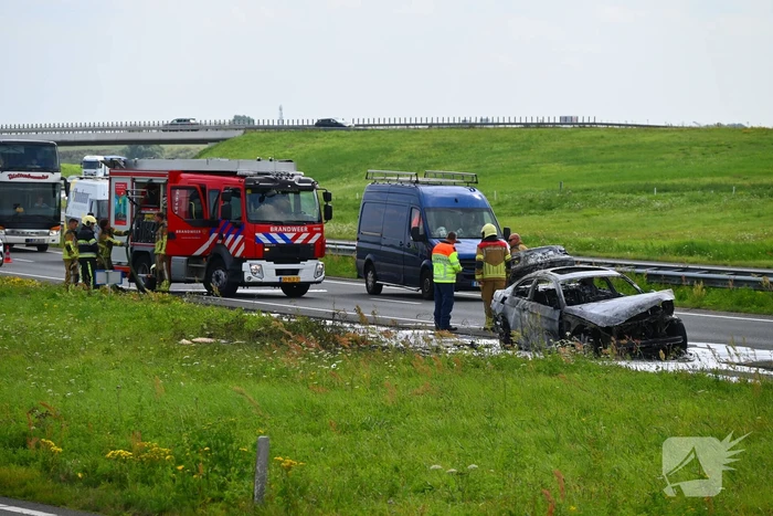 Auto in lichterlaaie op provinciale weg